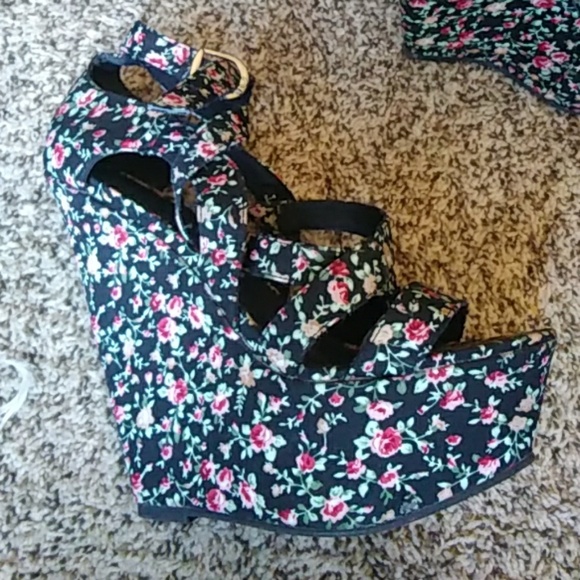 Woman's 6" Wedges Size 8 - Picture 4 of 8